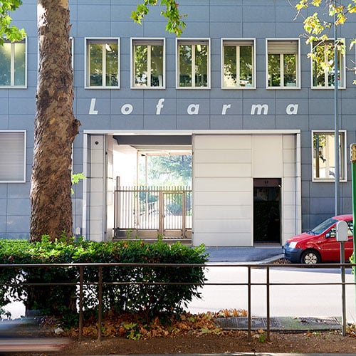 Fachada del edificio LoFarma en Milán